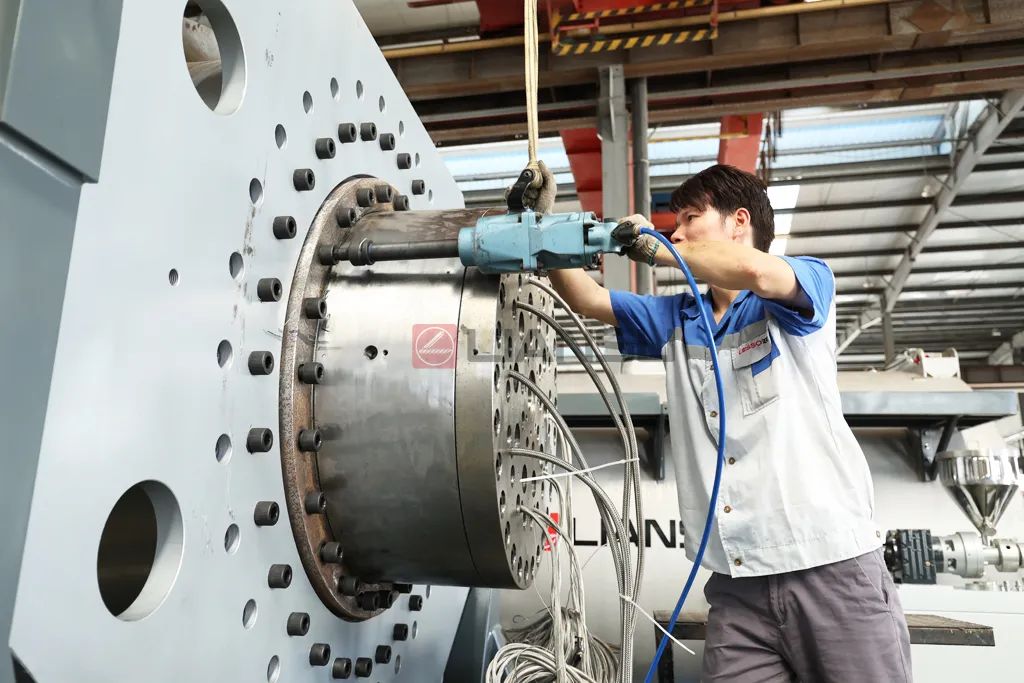 LIANSU hdpe pipe extruder die head installation.jpg