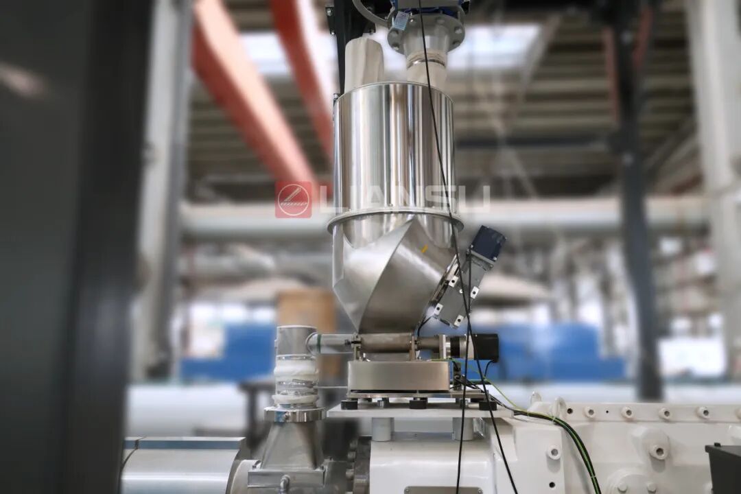 Loss-in-Weight Feeder for pvc pipe extrusion line.jpg